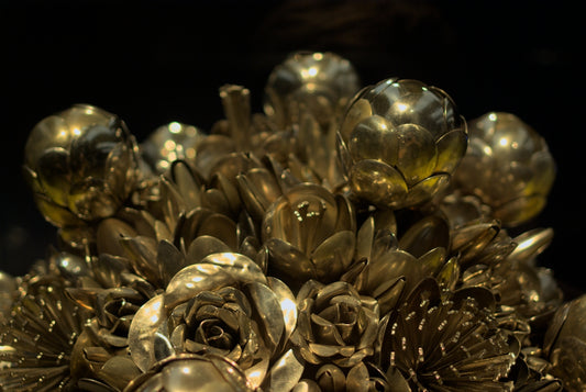 a close up of a bunch of metal flowers