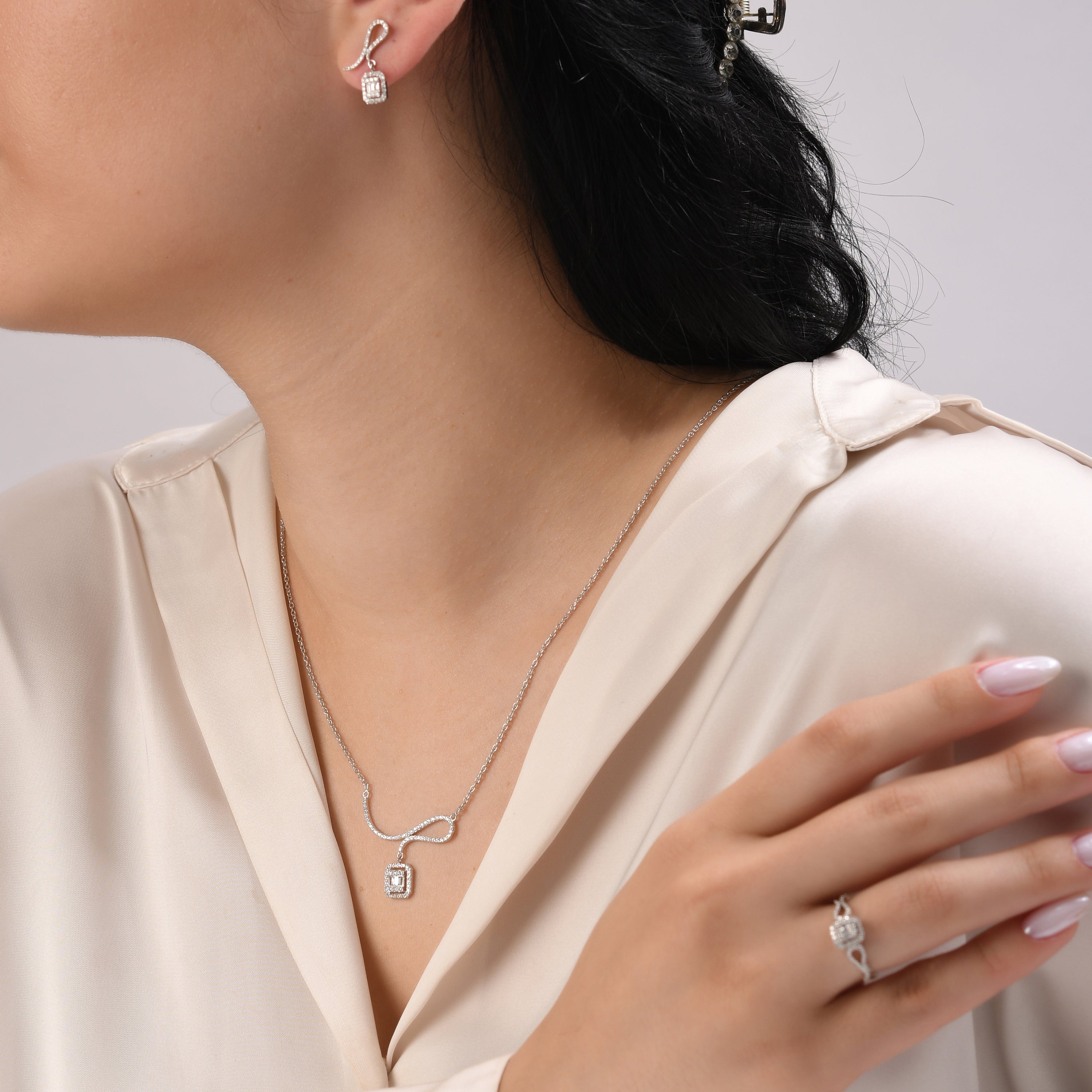 0.40 Karat Baget Pırlanta Kolye Modelleri ve Fiyatları 2025 - Lial Diamond - Göz Kamaştıran Zarafet