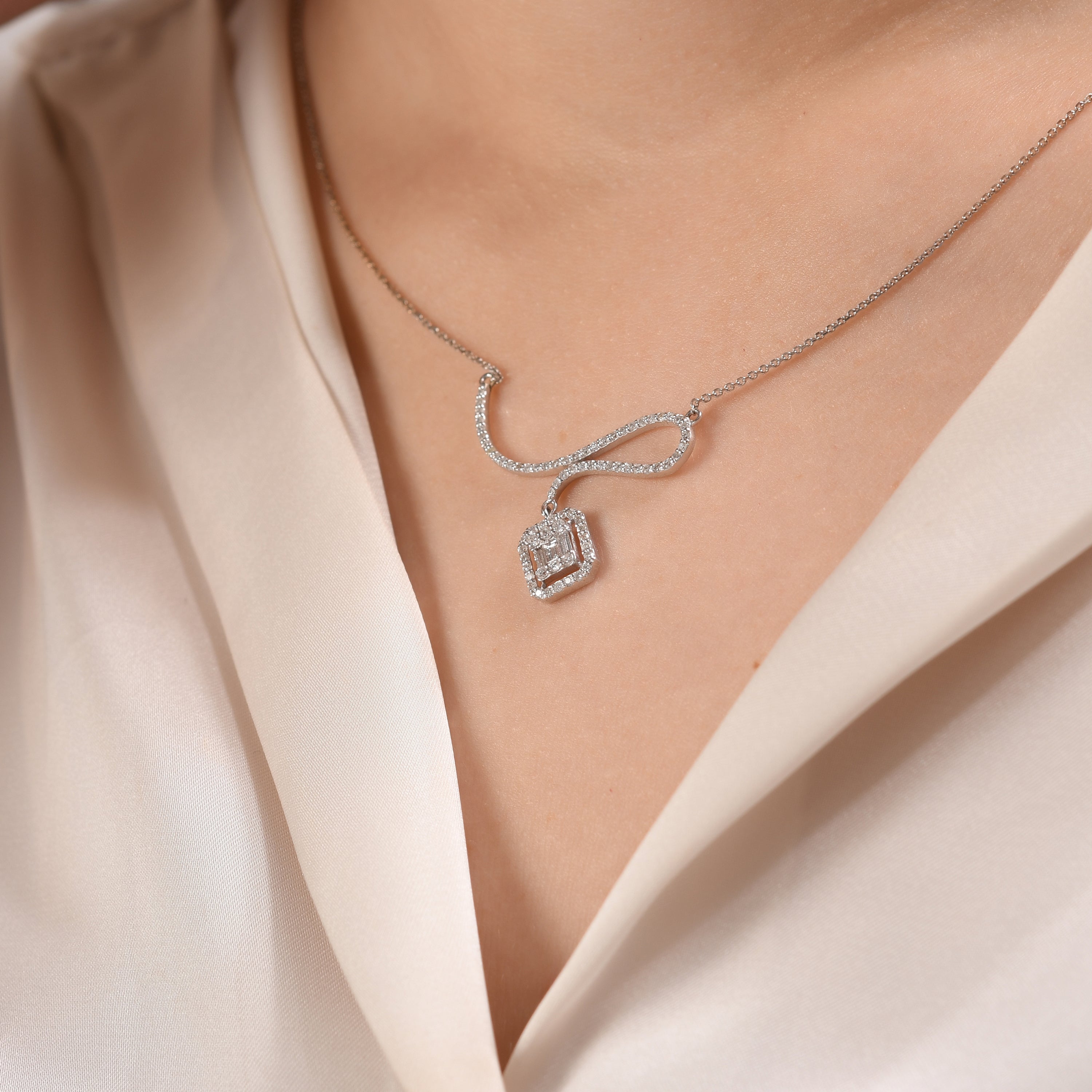 0.46 Karat Baget Pırlanta Kolye Modelleri ve Fiyatları 2025 - Lial Diamond - Göz Kamaştıran Zarafet