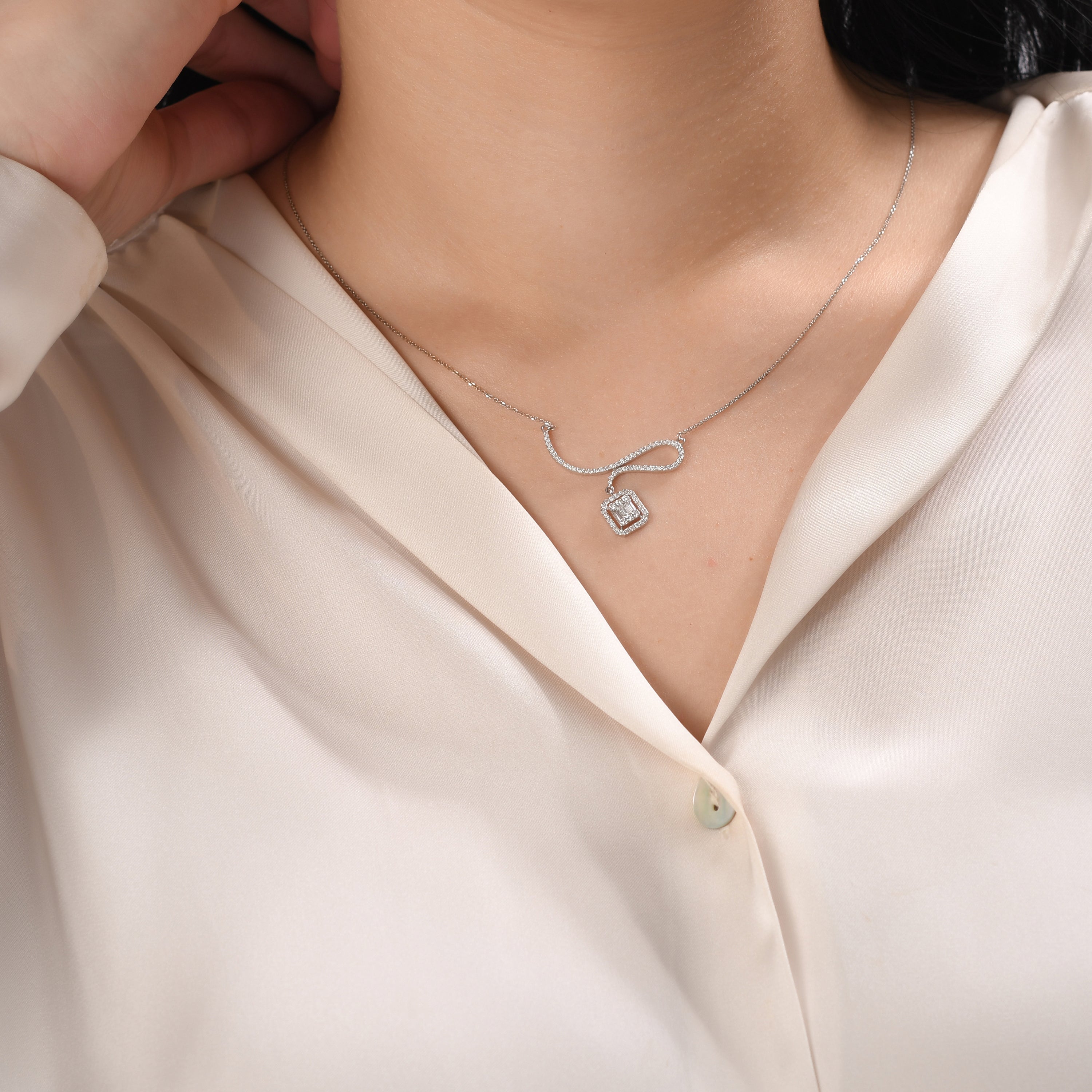 0.46 Karat Baget Pırlanta Kolye Modelleri ve Fiyatları 2025 - Lial Diamond - Göz Kamaştıran Zarafet