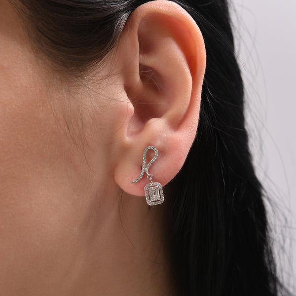 0.14 Karat Baget Pırlanta Küpe