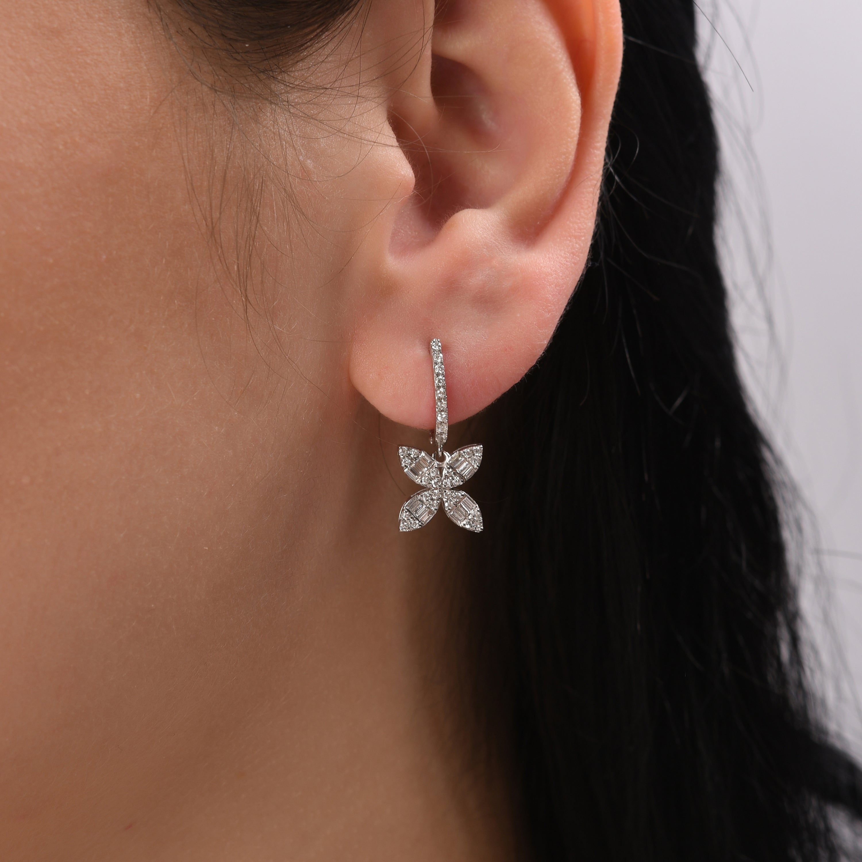 0.76 Karat Baget Pırlanta Küpe, Çiçek Figürlü Modelleri ve Fiyatları 2025 - Lial Diamond - Göz Kamaştıran Zarafet
