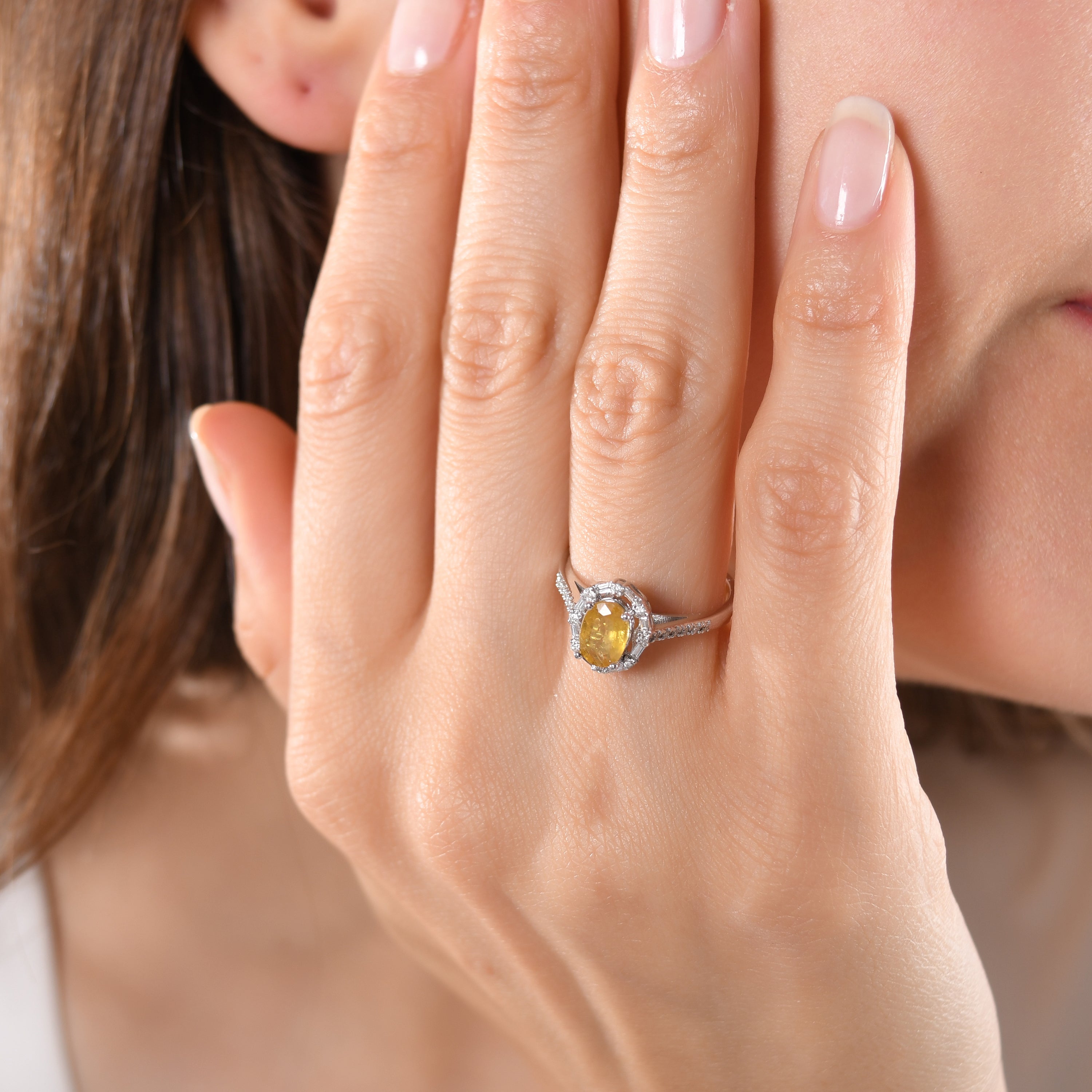 1.04 Karat Baget Pırlanta Sarı Safir Yüzük Modelleri ve Fiyatları 2025 - Lial Diamond - Göz Kamaştıran Zarafet