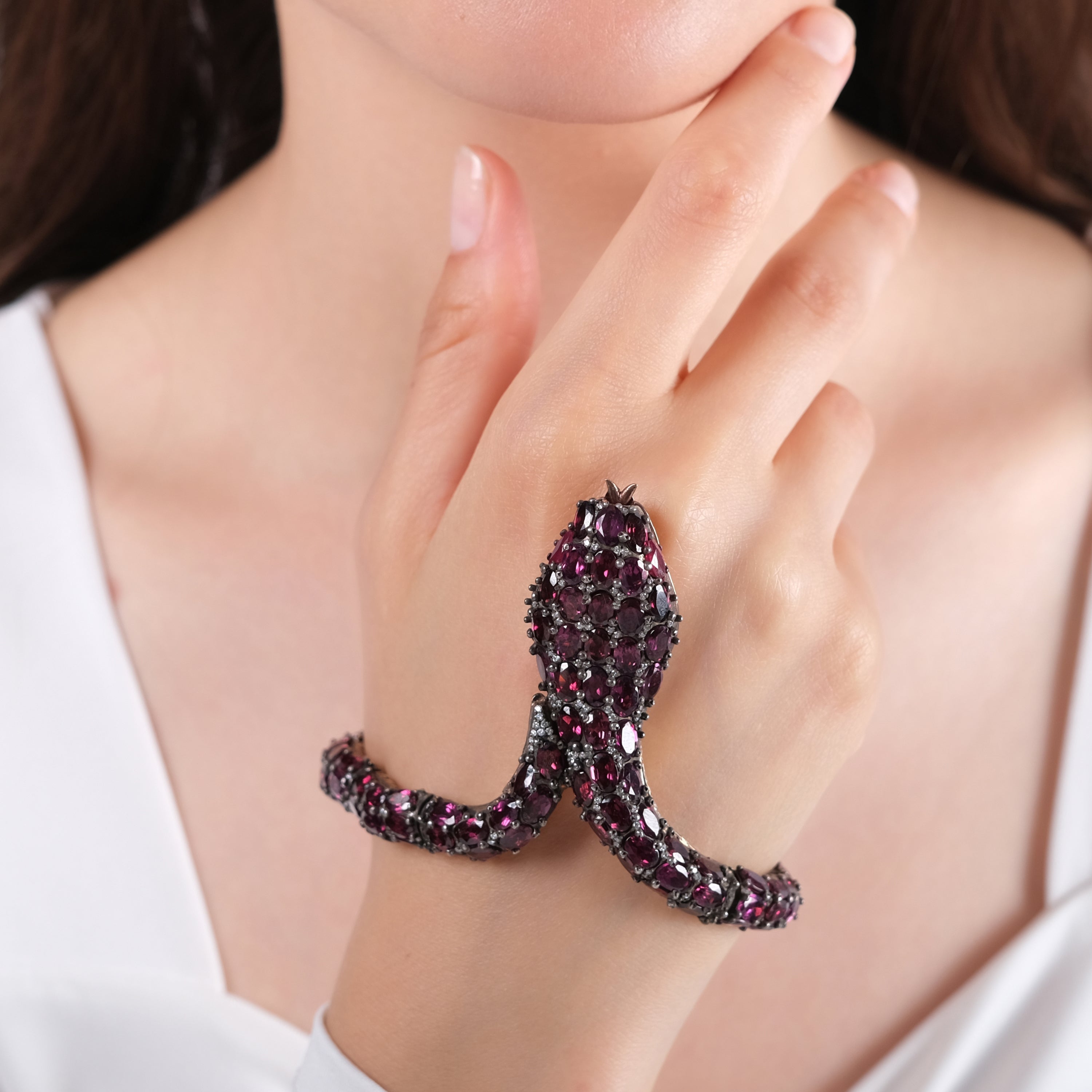 85.09 Karat Rhodolite Bileklik, Yılan Figürlü Modelleri ve Fiyatları 2025 - Lial Diamond - Göz Kamaştıran Zarafet