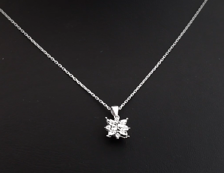 0.05 Karat Pırlanta Kolye, Kartanesi Motifli